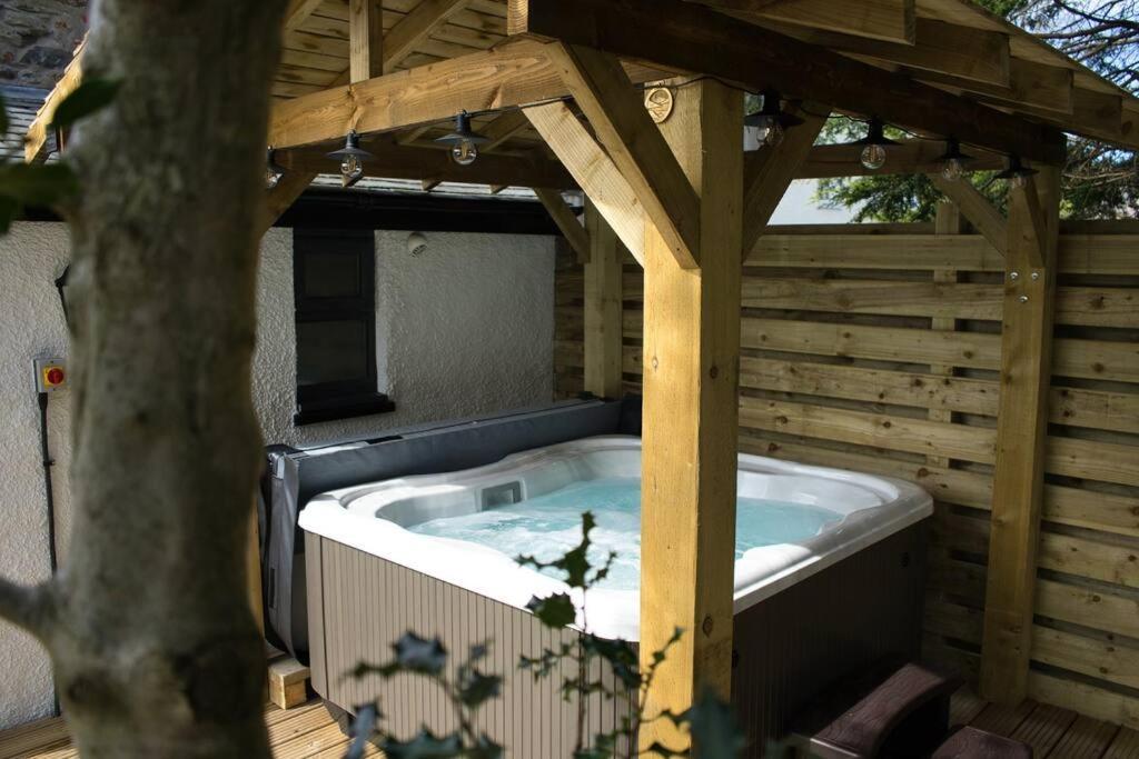 Luxurious Cottage With Hot Tub, Lake District Duddon Zewnętrze zdjęcie